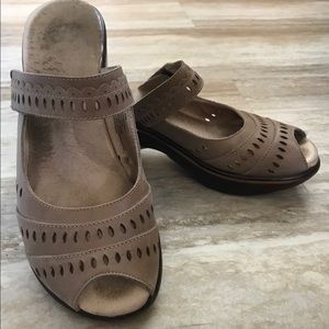 Jambu Slides Ladies Size 8.5M Taupe
